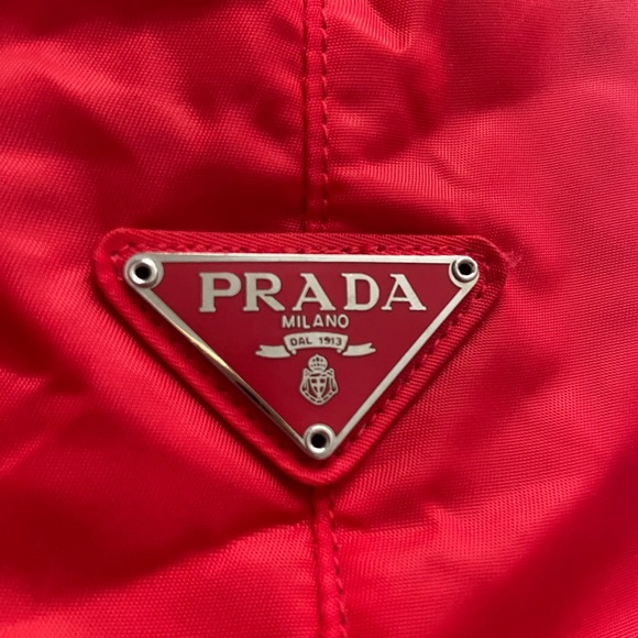Authentic PRADA large red nylon tote with chain strap - Picture 4 of 17